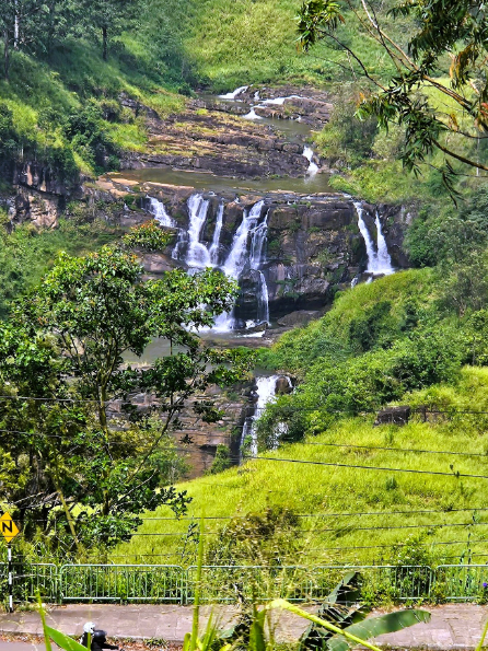 左手に見えた滝