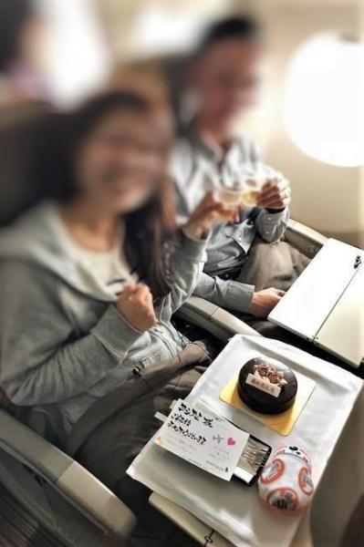 往路の飛行機内にてハネムーンケーキのサプライズ