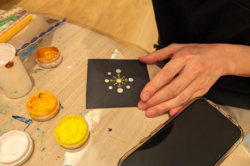 筆の大きさや色合いを調整しながら模様を作成しました