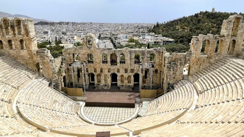 しばしの間、ギリシャ文明の偉大さに思いを馳せました。アクロポリスの丘からはアテネ市街を見渡すことができ、日本とは全く違った都市の景観を楽しむことができました（写真：アクロポリスの丘での1枚）。