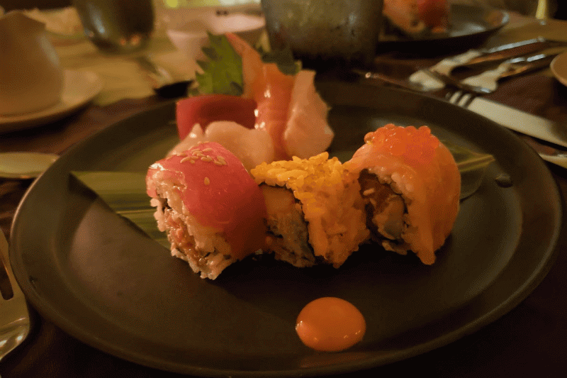 お刺身と寿司ロール。モルディブの海の幸は新鮮でとても美味しい
