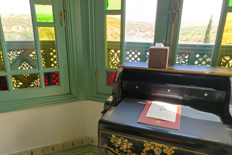 デスクからフェズのメディナの街並みを望めます