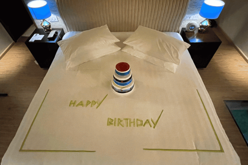 妻の誕生日でしたので、バースデーのベッドデコレーションもしていただきました
