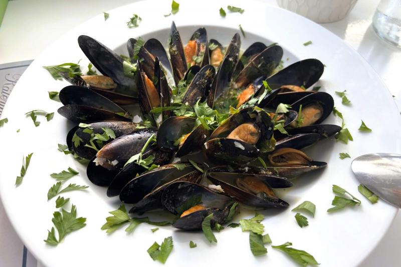 ミコノス島のリトル ベニスでのランチ。ムール貝のワイン蒸し