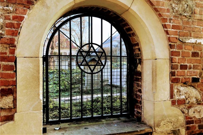 ユダヤ墓地の壁には、ユダヤを象徴するダビデの星が