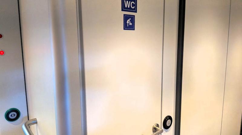 トイレは、どのクラスも同じものを利用します。中はとてもきれいでした