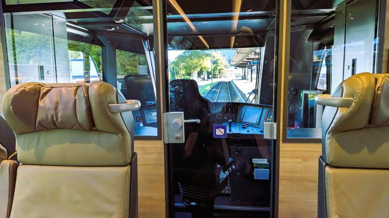 座席のすぐ後ろの運転席