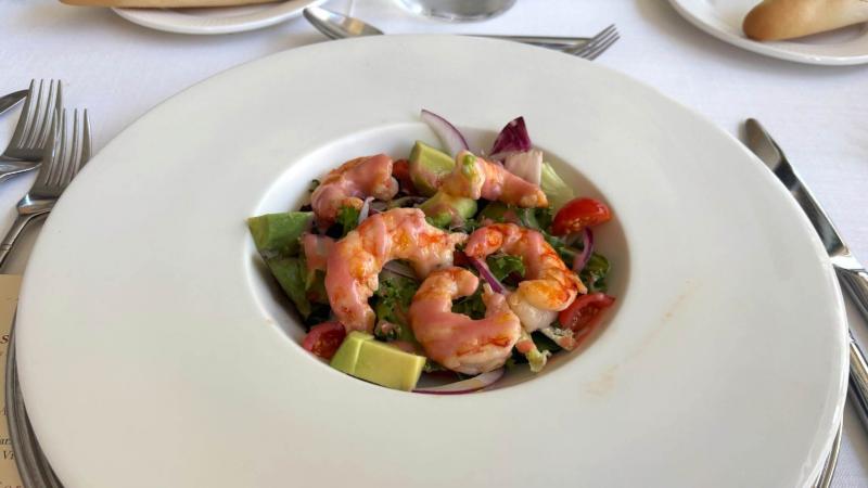 ランチのコース料理の一部。こちらは地中海のエビを使用したお料理