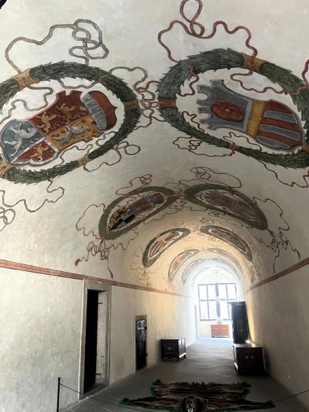 チェスキークルムロフ城。天井には歴代の貴族の紋章