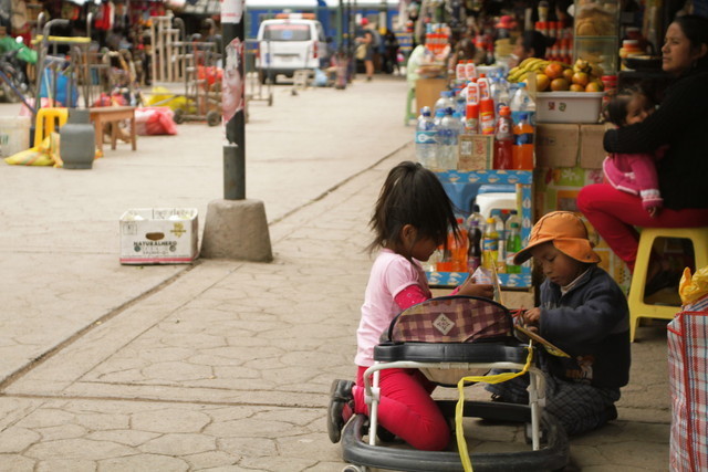 オリャンタイタンボ駅前のマーケットで遊ぶ子供たち