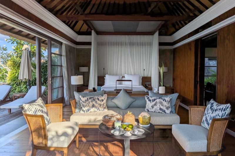 リビングエリアの奥にベッドがあります