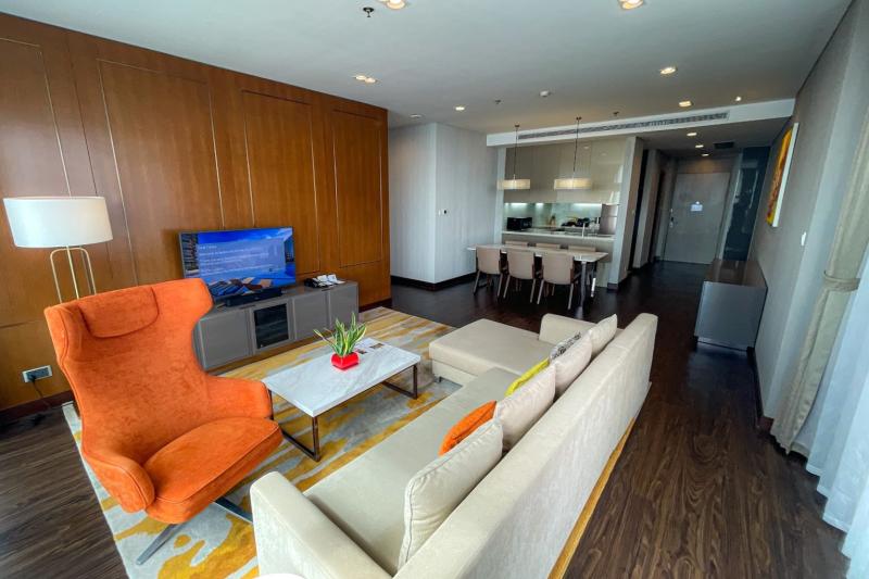 手前からリビング、ダイニング、キッチン