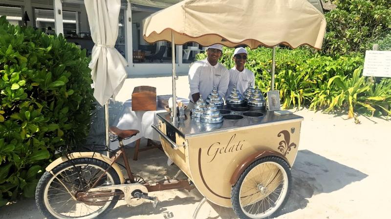 ジェラートバーは、ブルーバーのプールサイドからビーチ側あり、バニラやチョコレートといった定番のほか、マンゴー、パッションフルーツ、ココナッツ、塩キャラメルやベリー系など、季節によってさまざまなフレーバーが登場します。私たちが訪れた際は、営業時間は15時〜18時でした。