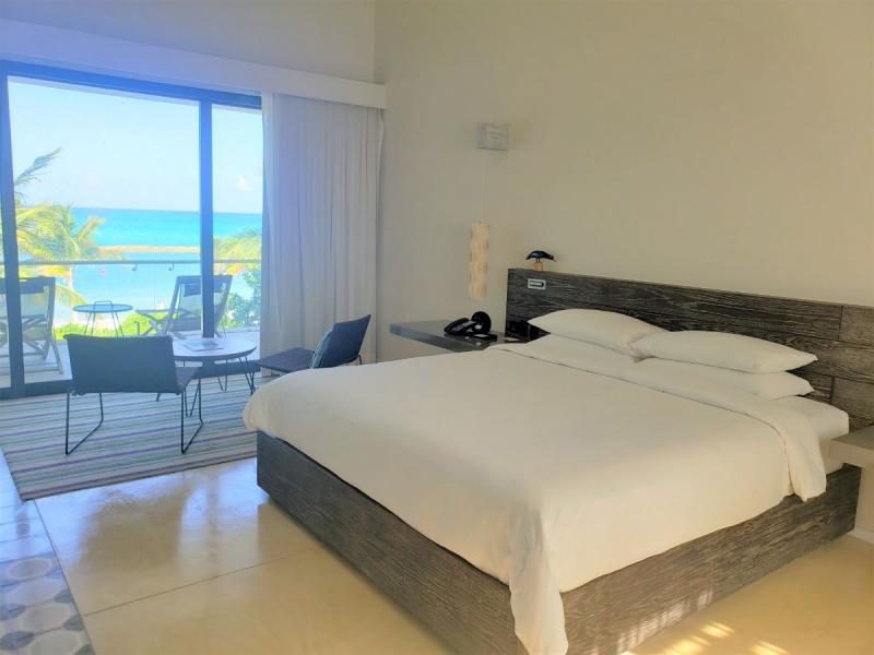 ビーチエリアルームは、お部屋からビーチが見え、ビーチへのアクセスも可能です。広々としたベッドで快適にお過ごしいただけます。