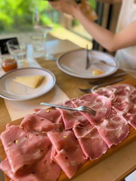 豚や羊は自分たちで飼育し、サラミやチーズ、ジャムも自家製とのことです