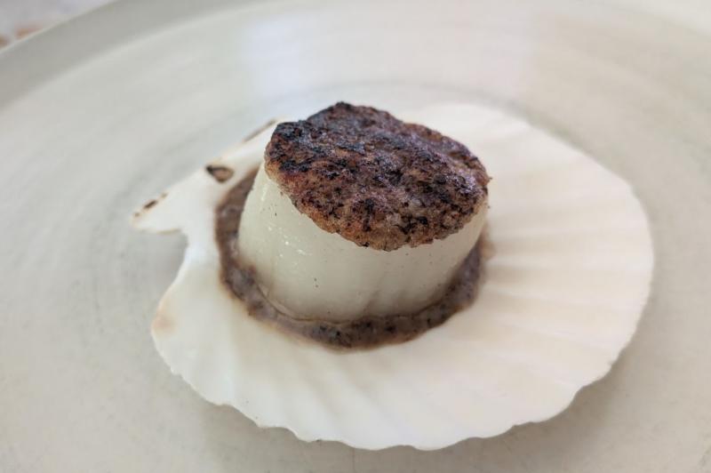 風味豊かな黒トリュフとポルチーニソースがかかったホタテ