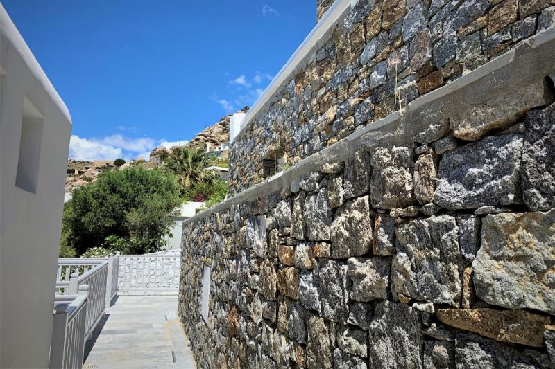 地形上、こちらのリゾートは崖の斜面に沿って階段状に建てられています