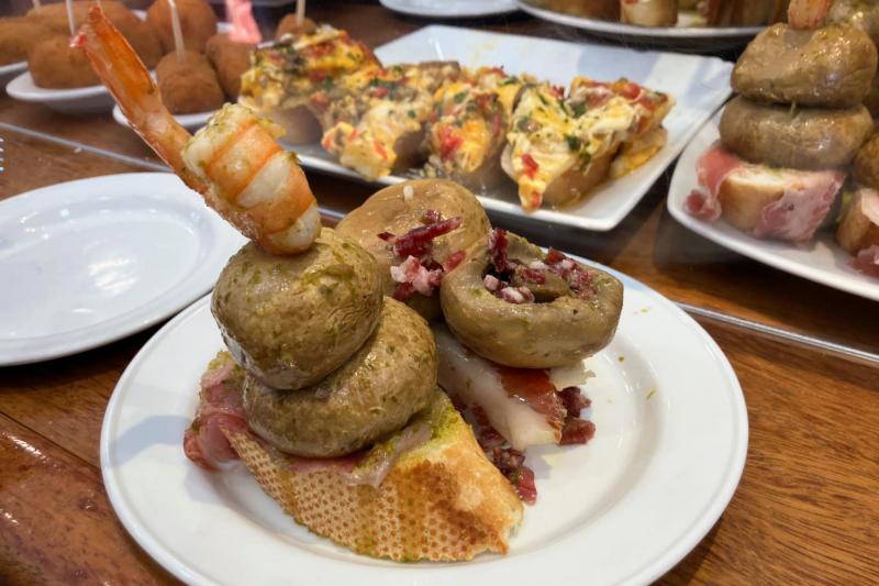 「Gorriti Taberna」でキノコのピンチョス