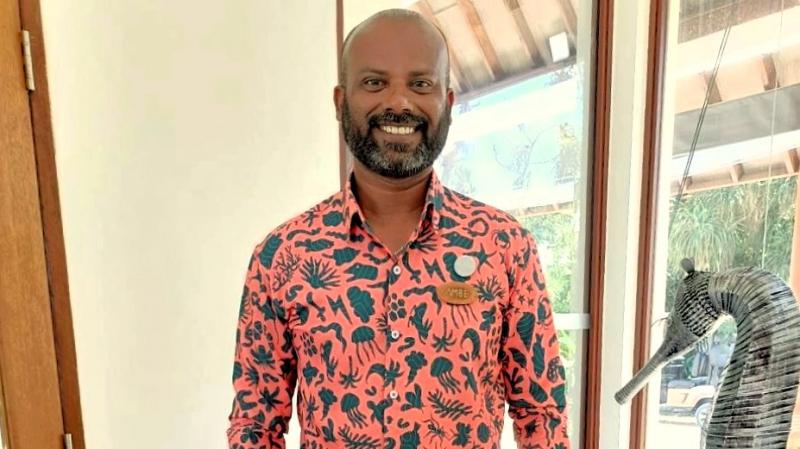 マーレ空港に到着すると、メイヤフシ モルディブのスタッフが笑顔で迎えてくれます。お洋服にインパクトがあり、かわいいですね