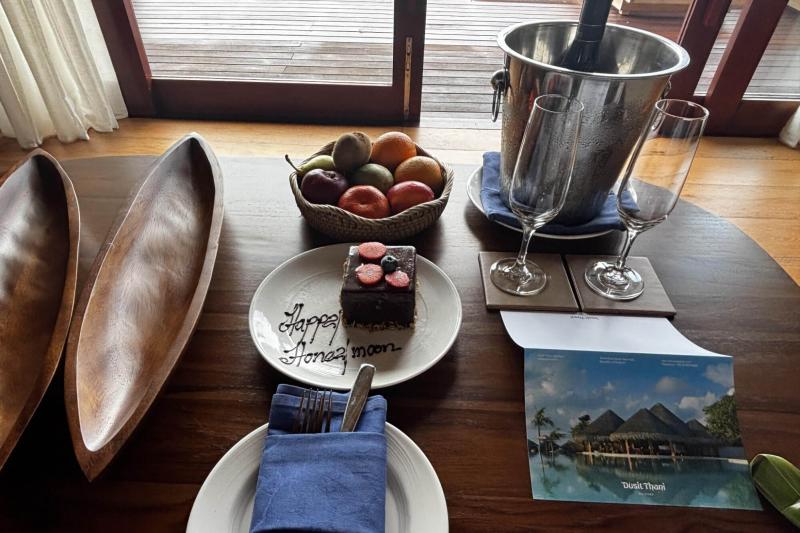 お部屋到着時のハネムーンケーキやフルーツ、スパークリングワイン
