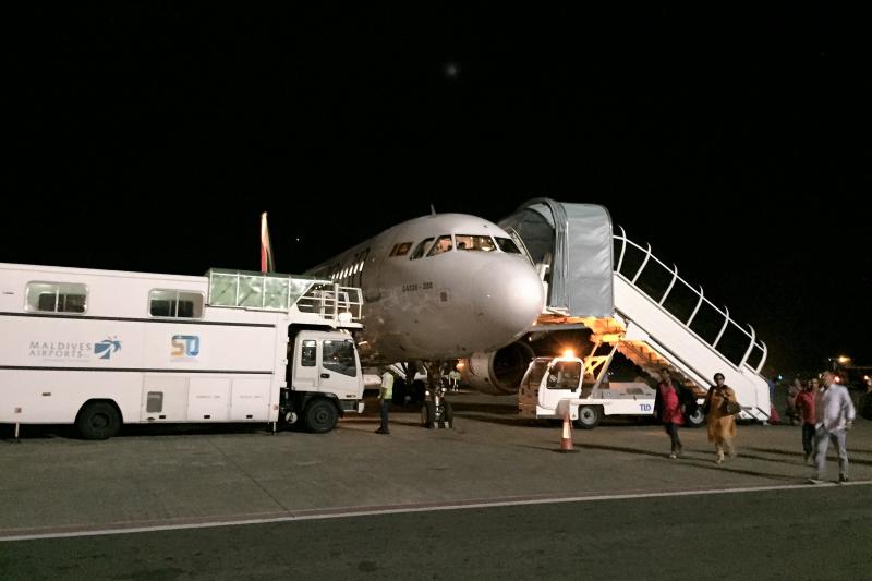 スリランカ航空でマーレ空港に夜到着
