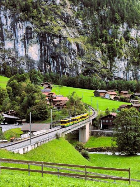 クライネ シャイデックから乗ってきた、ヴェルゲンアルプ鉄道の列車が橋を渡るビュースポットもありました
