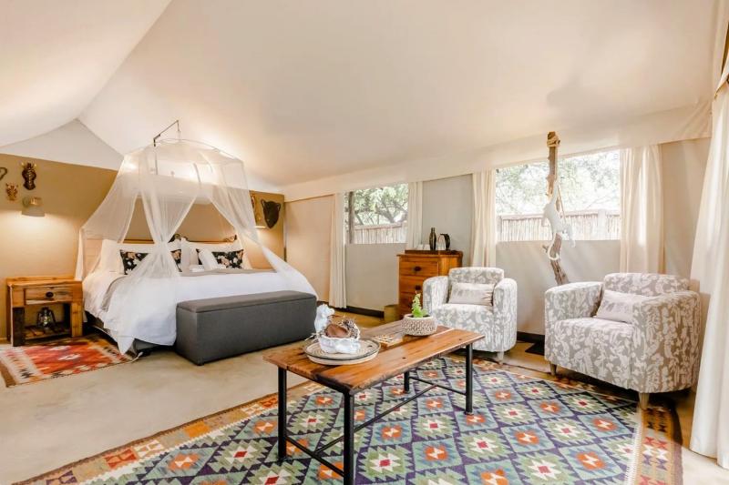 サビサンド私営保護区で宿泊するウムクンベ ブッシュ ロッジのスーペリアテント（©Umkumbe Bush Lodge）