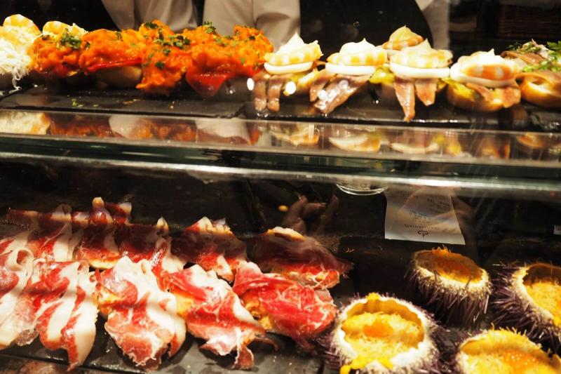 サンセバスチャンで1番のお気に入りバル、Casa Gandarias。店の雰囲気も味も抜群で、ピンチョスがとにかくオシャレ！