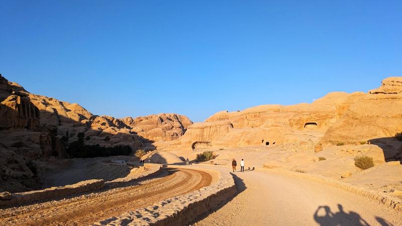 左側には馬が走れる道があります