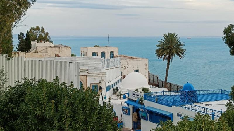 チュニス近郊のシディブサイド