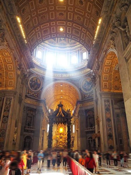 サンピエトロ大聖堂の内部。どこを見ても精巧な壁画や彫刻がぎっしりで圧倒！ 窓から差し込む光が生み出す景色はとても神秘的でした