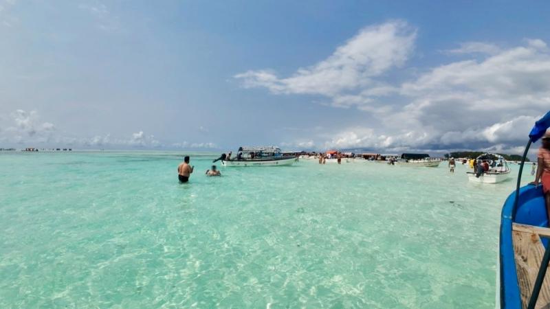 ザンジバル滞在中に、ムネンバ島のシュノーケリングツアーに参加。ムネンバ島の空とどこまでも透明な海！