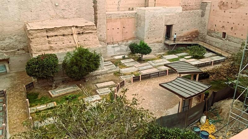 隣接する遺跡 サアード朝の墳墓群が見えます