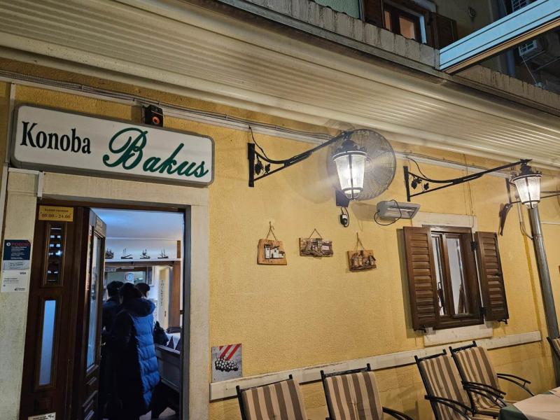牡蠣料理の名店「Bakus」