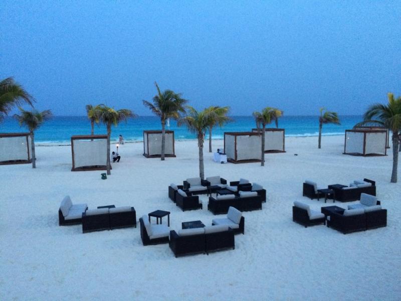真っ白なビーチに並ぶソファ。夕方の時間帯がおすすめ。モヒートを片手に波の音に耳を傾ける時間に