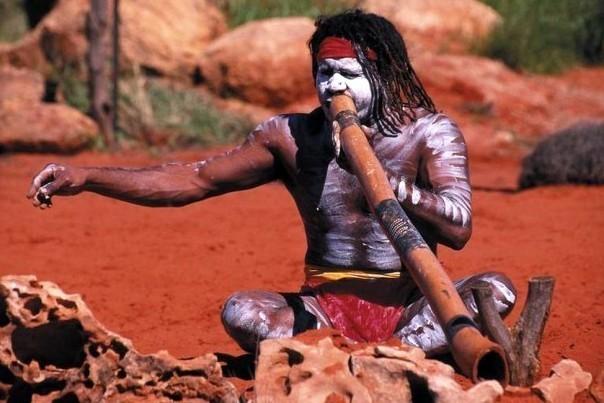 先住民アボリジニの伝統民族楽器ディジュリドゥ