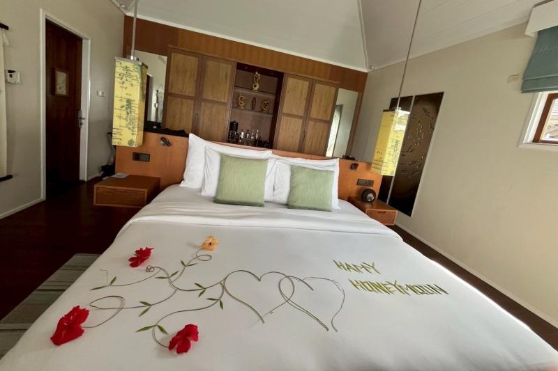 部屋に着いたら、ベッドにハッピーハネムーンのデコレーションがありました！