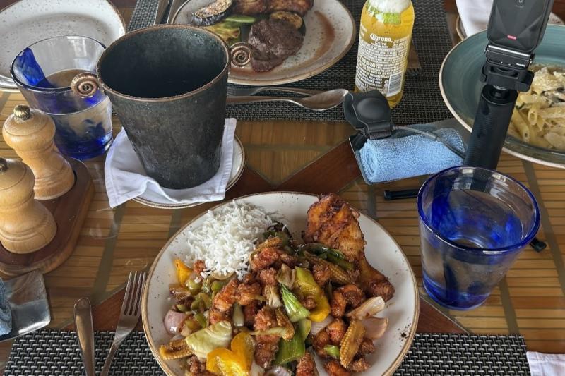 カネリ レストランでのランチ。奥にステーキ、よく見ると右側にクリームパスタ！