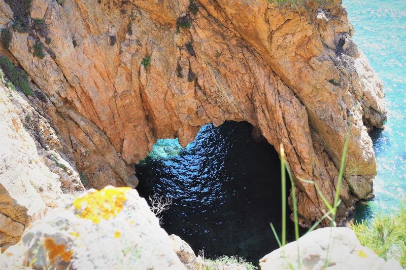 波による浸食でできた天然の洞窟