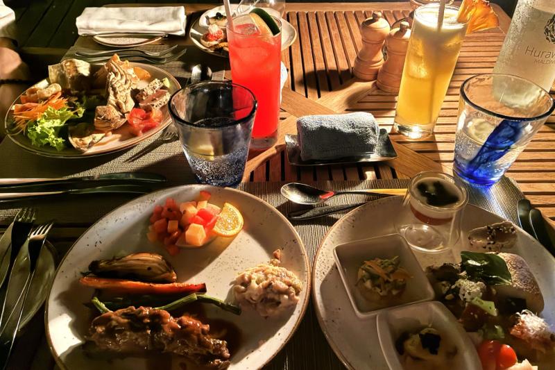  カネリレストランにて。毎日色々な国のご飯があるので飽きません！
