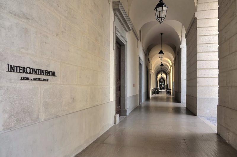 歴史的建造物をリノベーションしているため、館内には荘厳で趣のある雰囲気が漂っています 