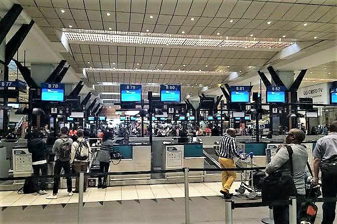 ヨハネスブルク空港のチェックインカウンターの様子です。このようにとても混んでいました。日本へ帰国する便での搭乗手続きも難しいことはなく、パスポートと搭乗券、そしてPCR検査の陰性証明書を提示するだけで搭乗可能でした。