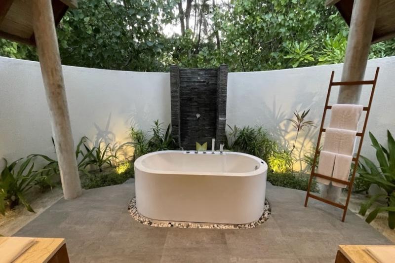 バスタブの奥には屋外シャワーがあります