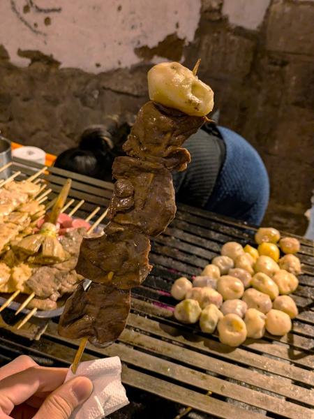 牛のハツを串焼きにしたアンティクーチョ。これはペルーに行ったら必食です！