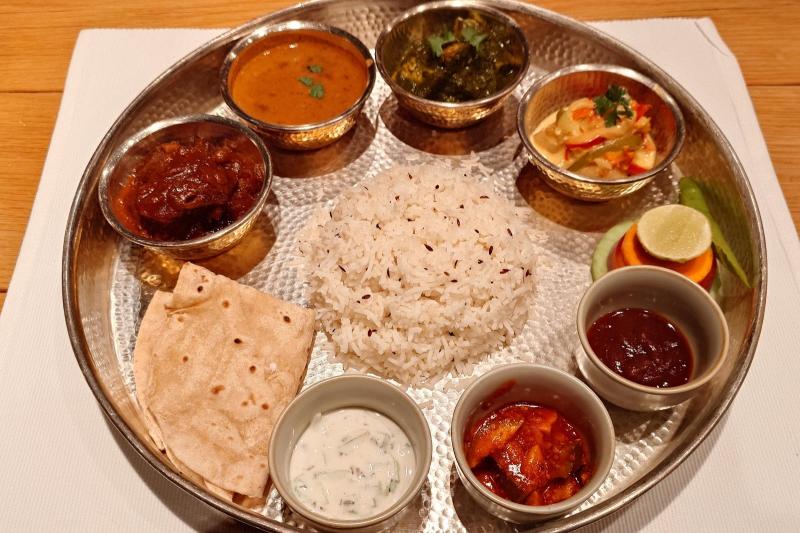 伝統的なインド料理のディナープレート