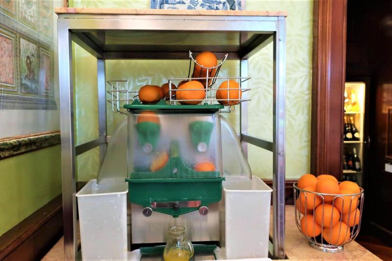 フレッシュなオレンジジュースが飲める機械がありました