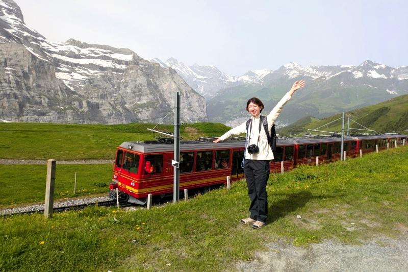 ハイキング中に横を走るユングフラウ鉄道