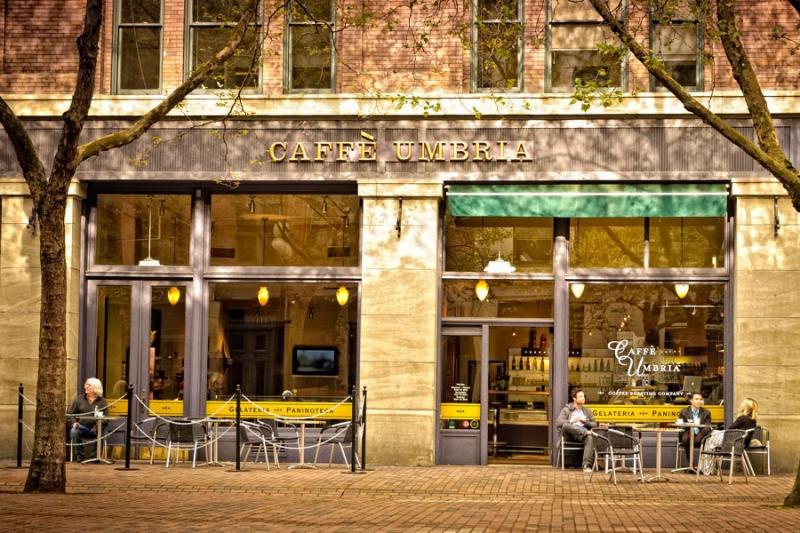 カフェ・ウンブリアCAFFE UMBRIAシアトルでトレファチオーネ・イタリア・コーヒー社を興した父持つエマニュエル・ビザーリ氏が2002年に興した卸専門のコーヒー会社初のカフェ。オープンテラスも気持ちよさそう。2014年10月にバラード店をオープン。