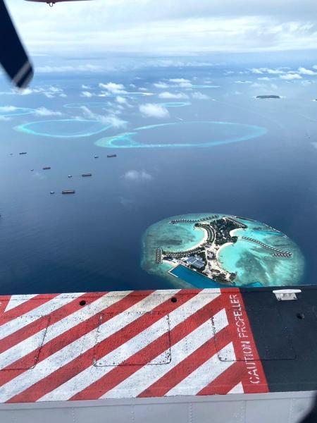 マーレからリゾートまでは水上飛行機を利用。モルディブの島々を撮影！ 上から見ても綺麗✩