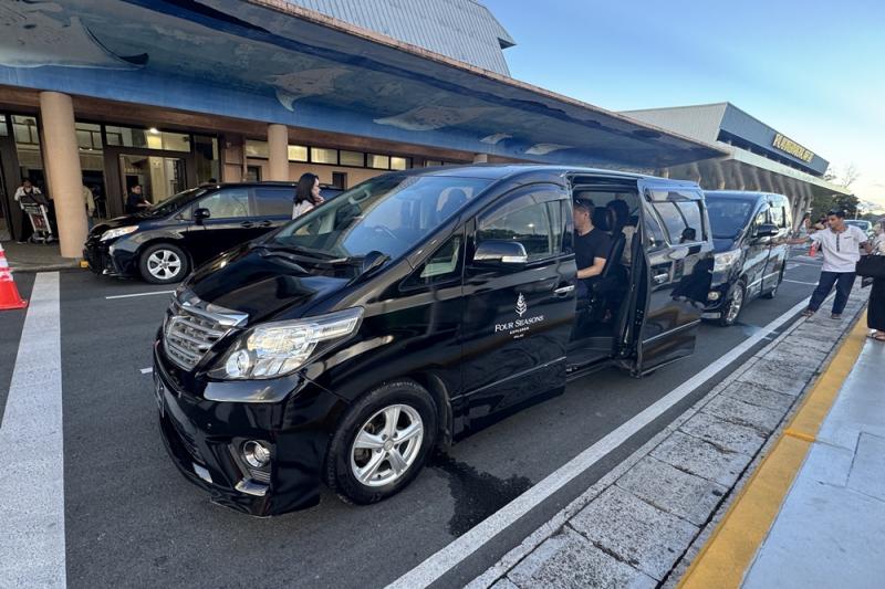 フォーシーズンズのロゴマークの付いた車でマリーナへ